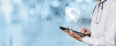 Tıptaki yenilikçi teknolojiler kavramı. Doktor internet üzerinde mobil bir cihaz üzerinde çalışıyor..