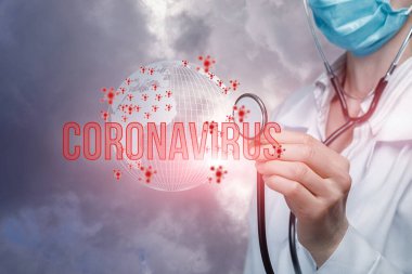 Coronavirüs 'ün küresel problemleri kavramı. Doktor, koronavirüs enfeksiyonlu bir küreyi dinliyor..