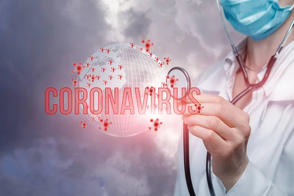 Het Concept Van Globale Problemen Van Het Coronavirus Dokter Luisterend — Stockfoto