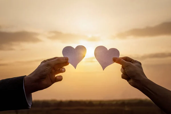 Casal fica mostrando puro amor um ao outro ao pôr do sol