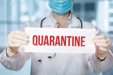 Karantina kavramı. Doktor karantina kağıdı gösteriyor..