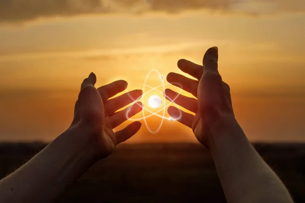 Ruce Ukazuje Mírumilovný Atom Pozadí Slunného Západu Slunce — Stock fotografie