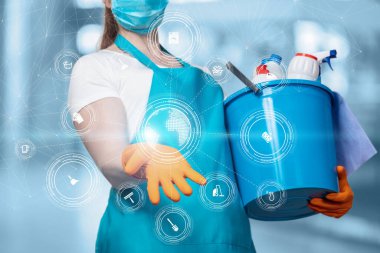 Temizlikçi kadın mavi arka planda küresel servisin yapısını gösterir.