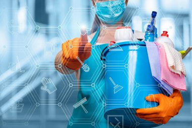 Maskeli bir kadın sanal ekrana tıklıyor..