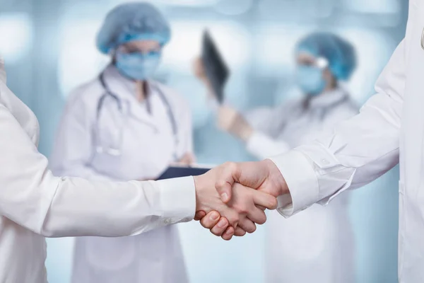 Orvosok Kézfogása Homályos Háttérrel — Stock Fotó