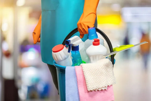 Schoonmaakster Met Een Emmer Schoonmaakmiddelen Gereedschap Wazig Schoon Maken — Stockfoto