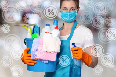 Arka planda spreyle çalışan temizlikçi kadın bulanık bir arka planda yüzde indirimleri yapıyor...