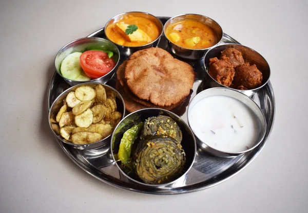 Hint Oruç Mutfağı Thali Complere 'in dini öğünleriydi.