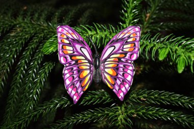 Güzel Mor Kelebek heykelcik süslemesi Noel ağacında