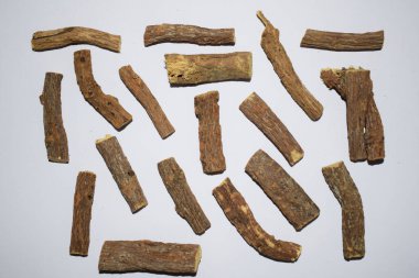 Beyaz arka plan meyan kökü veya meyan kökü veya Mulethi tatlı bir flacour 'dan glycyrhiza glabra kökü çıkarılabilir. Asya, Orta Doğu ve Hindistan 'da bitki çaylarında kullanılır. Ayrıca Yashtimadhu olarak da bilinir.