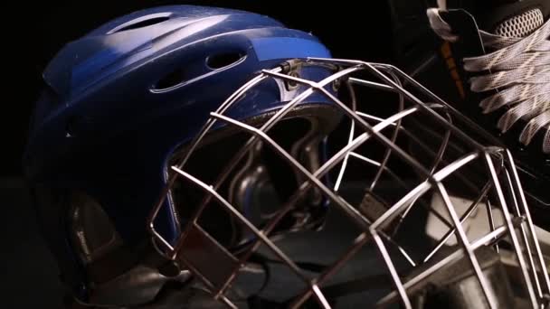 Detail dolly střílel na brusle a hokej helmy.