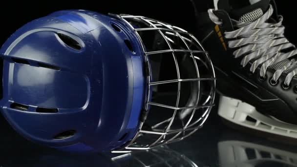 Primo piano dolly tiro su pattini da hockey e casco da hockey . — Video Stock
