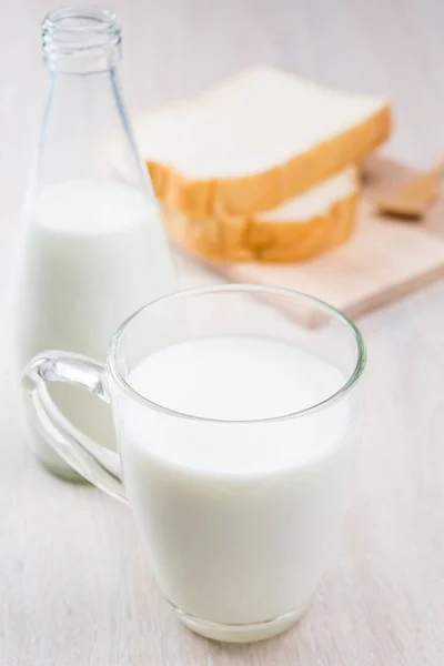 Milk and sliced bread — Stock Photo, Image