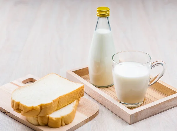 Молоко и нарезанный хлеб — стоковое фото