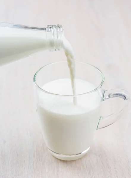 Botella y vaso de leche —  Fotos de Stock