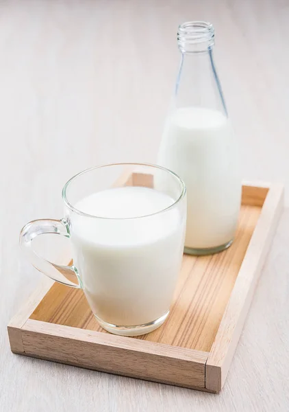 Butelka i szklanka mleka — Zdjęcie stockowe