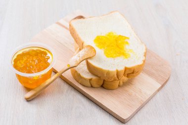 Dilimlenmiş ekmek ve reçel