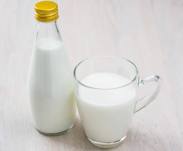 Botella y vaso de leche —  Fotos de Stock