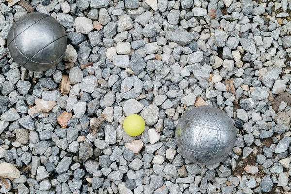 Bolas de Petanque e o macaco de madeira amarelo — Fotografia de Stock