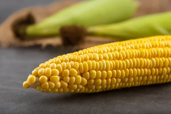 Сырая Кукуруза Черном Столе — стоковое фото