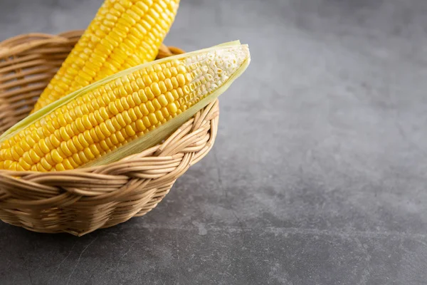 Rauwe Maïs Mand Zwarte Cementvloer Hoge Hoekaanzicht — Stockfoto