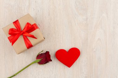 Sevgililer Günü Hediye Kutusu, ahşap masada kalp ve kırmızı gül. Üst görünüm.