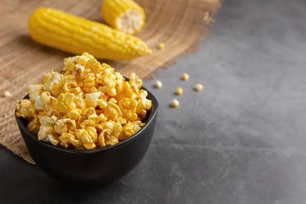 Popcorn Zwarte Kom Rauwe Maïs Zwarte Cementvloer Hoge Hoekaanzicht — Stockfoto