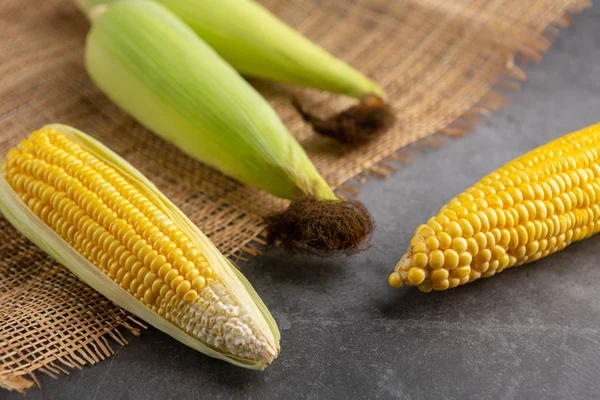 Rauwe Maïs Zwarte Tafel Hoge Hoekaanzicht — Stockfoto