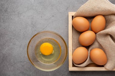 Siyah masa ve siyah arkaplanda sarımsak..