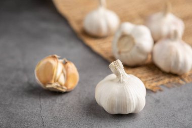 Siyah masada sarımsak. Yüksek açı görünümü.