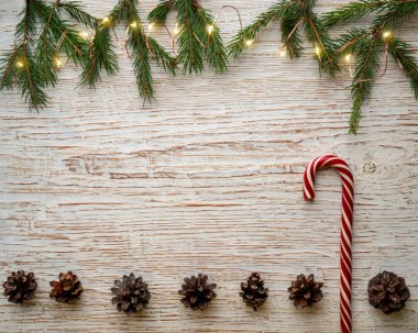 Eski ahşap arka planda karamel kamışı Noel ağacı konisi dalı.