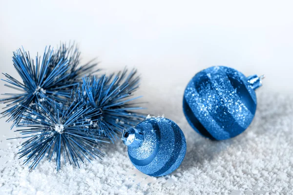 Елочная ветка, рождественские шары в снегу. Классический синий цвет 2020 года . — стоковое фото