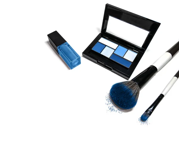 Lidschatten blau. Make-up Pinsel auf weißem Hintergrund. — Stockfoto