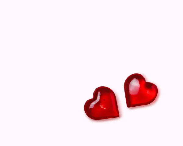 Dos corazones rojos sobre un fondo blanco. Día de San Valentín . — Foto de Stock