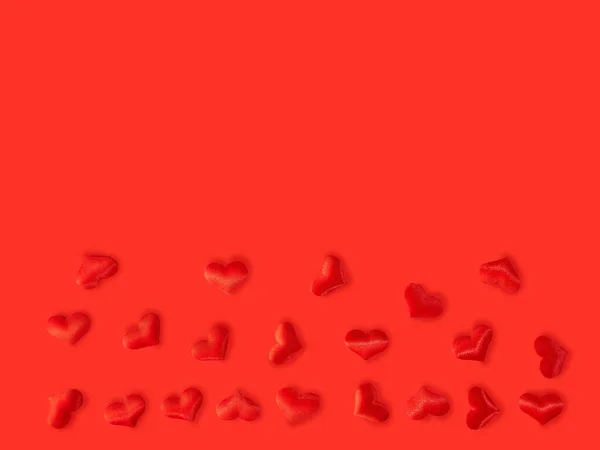 Corazones rojos sobre un fondo rojo. Día de San Valentín. Copiar espacio . — Foto de Stock