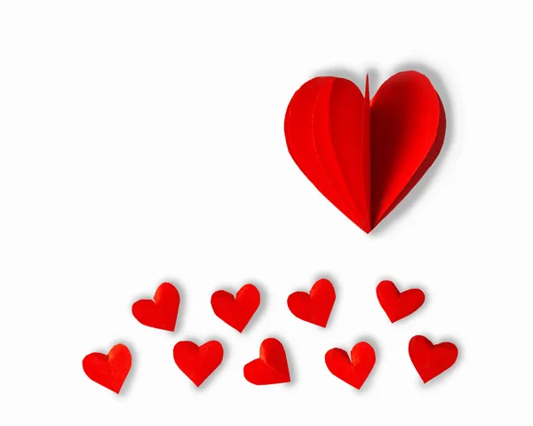 Rode papieren hartjes op een witte achtergrond. Valentijnsdag. Symbool van de liefde. — Stockfoto