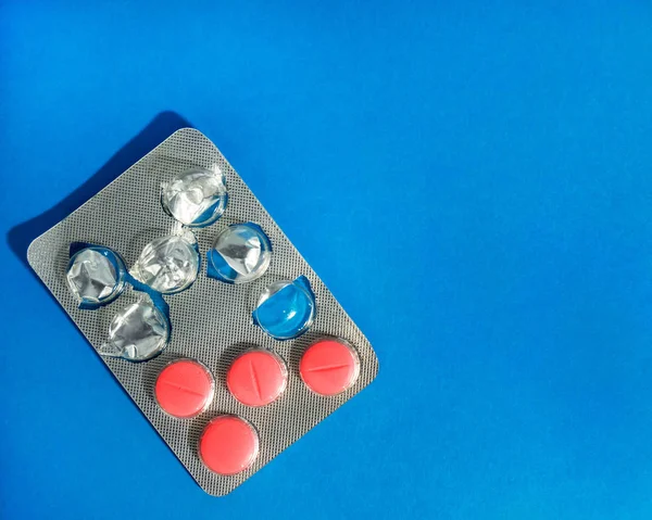 Preparação Farmacêutica Blister Aberto Com Comprimidos Sobre Fundo Azul Medicina — Fotografia de Stock