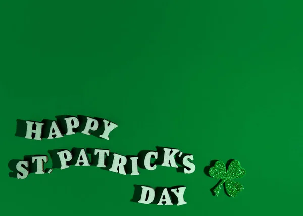 St. Patricks day. Lettering in green wooden letters with shadows. Shamrock clover symbol of the holiday. — Stok fotoğraf