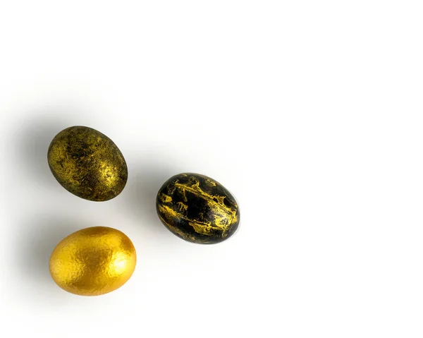 Huevos de Pascua pintados en oro y mármol negro sobre fondo blanco. Con las vacaciones de Pascua. Aislado —  Fotos de Stock