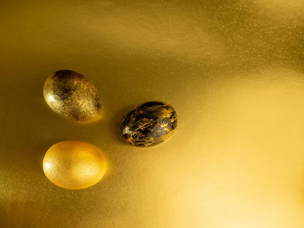 Ovos Páscoa Pintados Ouro Preto Fundo Brilhante Para Férias Páscoa — Fotografia de Stock