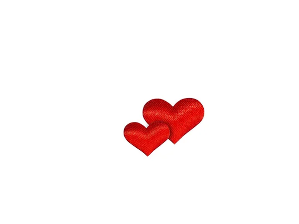 İzole edilmiş beyaz arka planda iki kırmızı ipek kalp. Aşkın sembolü, aile — Stok fotoğraf