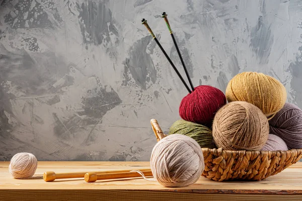 Espinhos de fios para tricotar de lã natural Fotos De Bancos De Imagens Sem Royalties