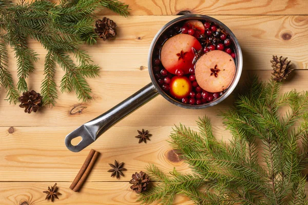 Pfanne mit Preiselbeer-Apfel-Glühwein — Stockfoto