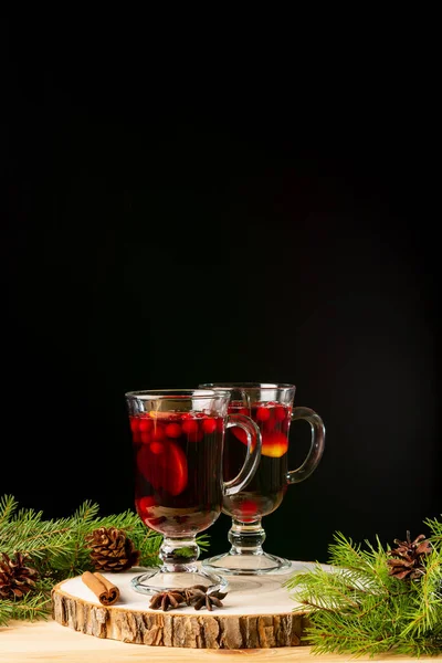 Zwei Gläser mit hausgemachtem Glühwein — Stockfoto