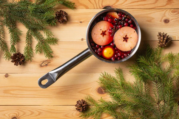 Pfanne mit Preiselbeer-Apfel-Glühwein — Stockfoto