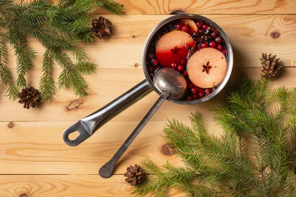 Pfanne mit Preiselbeer-Apfel-Glühwein — Stockfoto