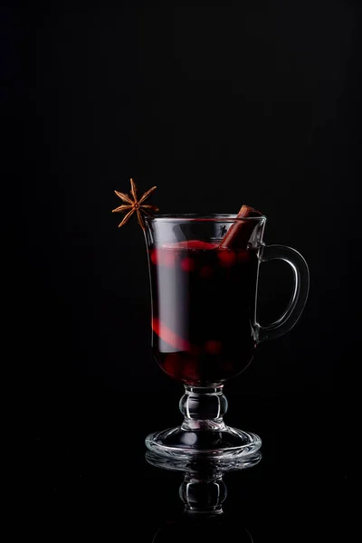 Ein Glas hausgemachten Preiselbeer-Apfel-Glühwein — Stockfoto