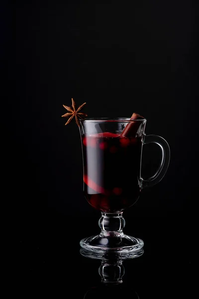 Ein Glas hausgemachten Preiselbeer-Apfel-Glühwein Stockbild