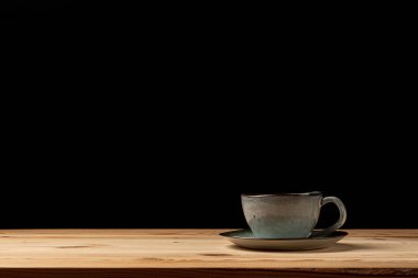 Masanın üzerinde kahve olan el yapımı bir fincan.