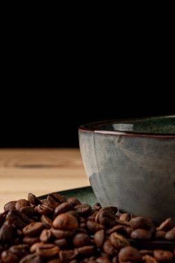 Masanın üzerinde kahve olan el yapımı bir fincan.